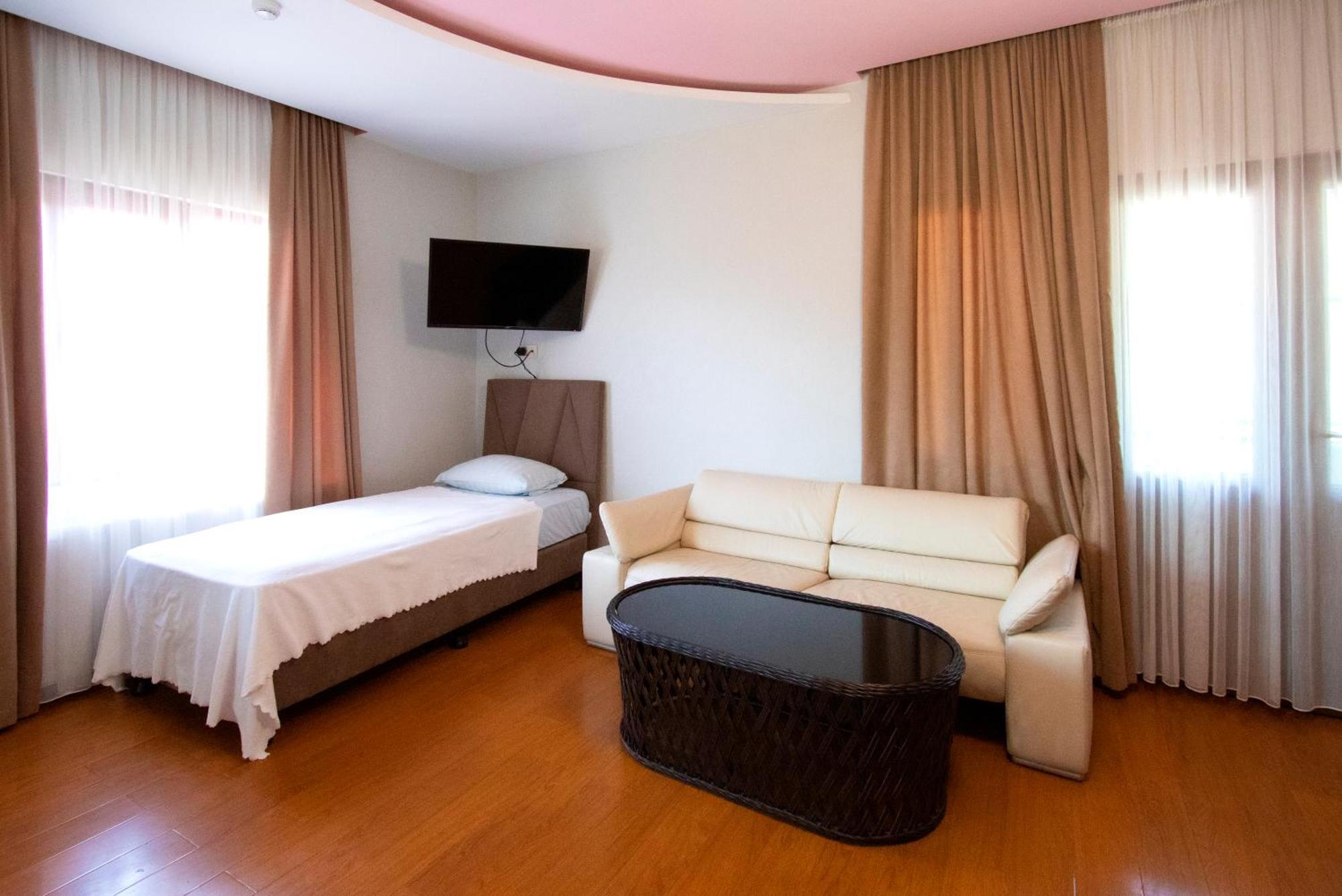 Hotel Smile 科布列季 外观 照片
