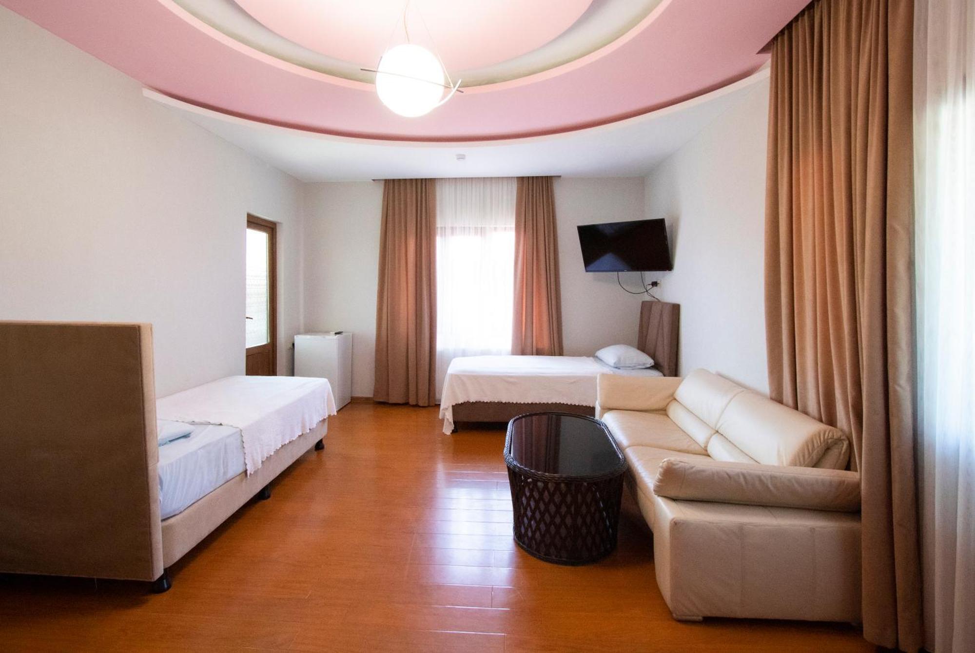 Hotel Smile 科布列季 外观 照片